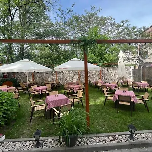 Gazde/Camere de închiriat House Of Tourists Garden And, Bucureşti